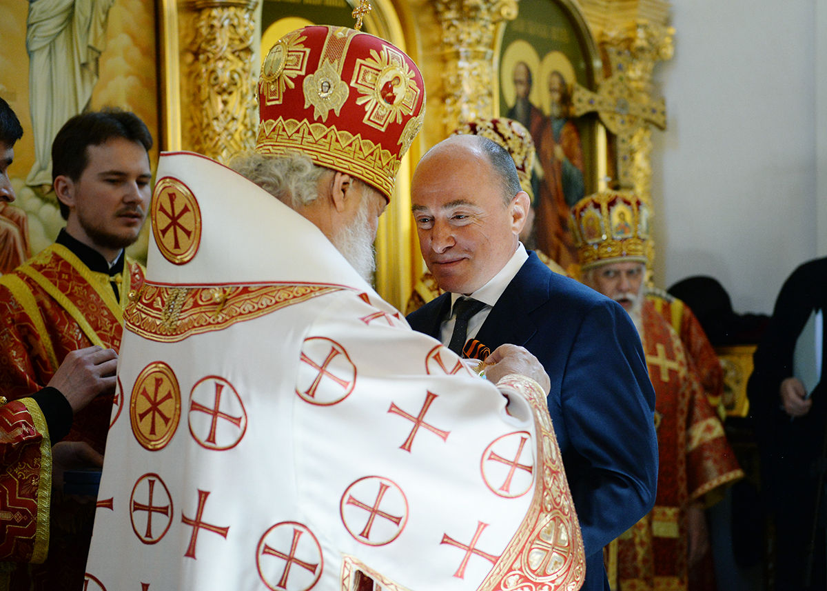 Награждение М.Ю. Абрамова орденом «Славы и чести» II степени