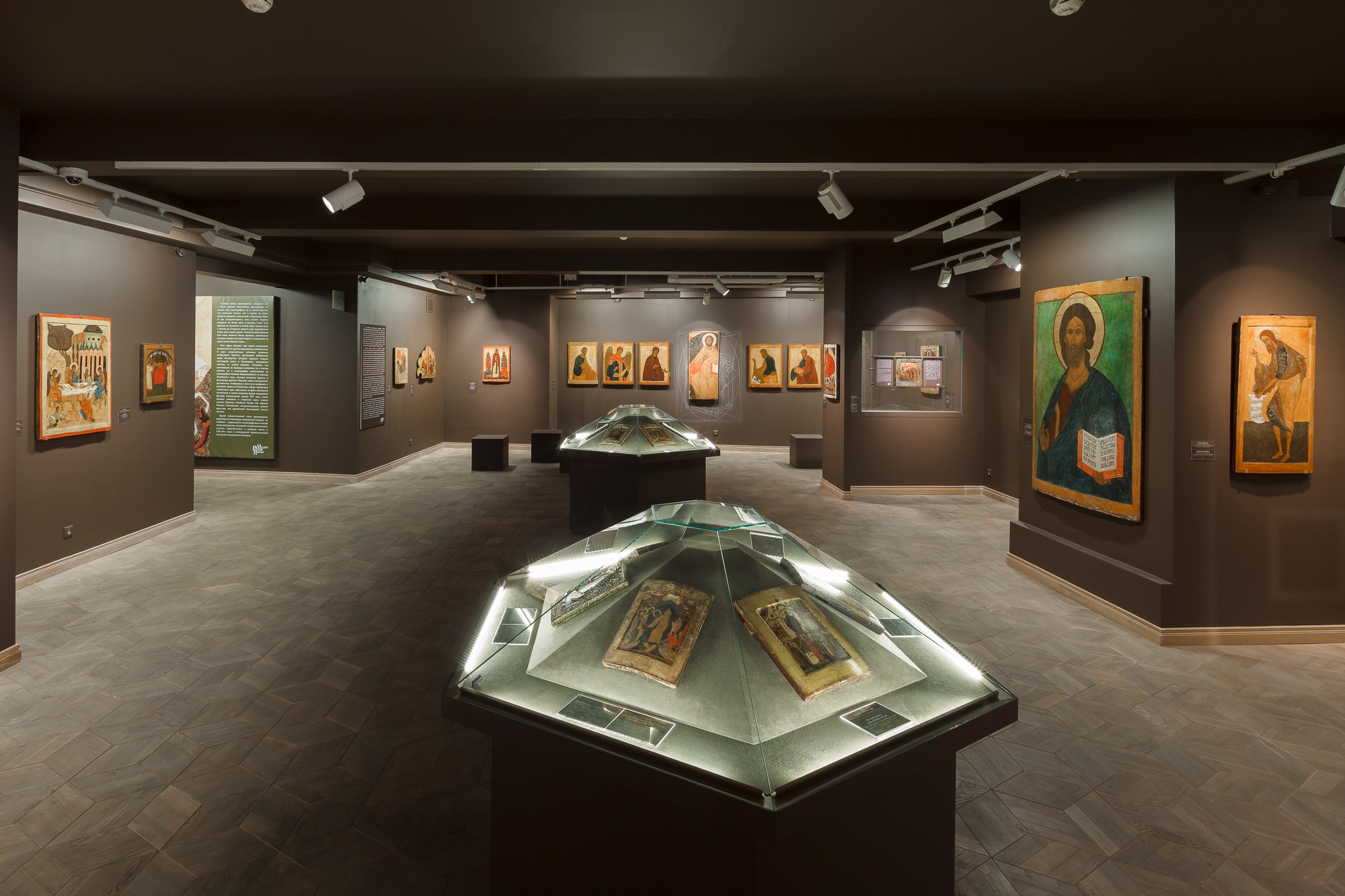 Обзорная экскурсия по музею + выставка «Иконописные шедевры...»